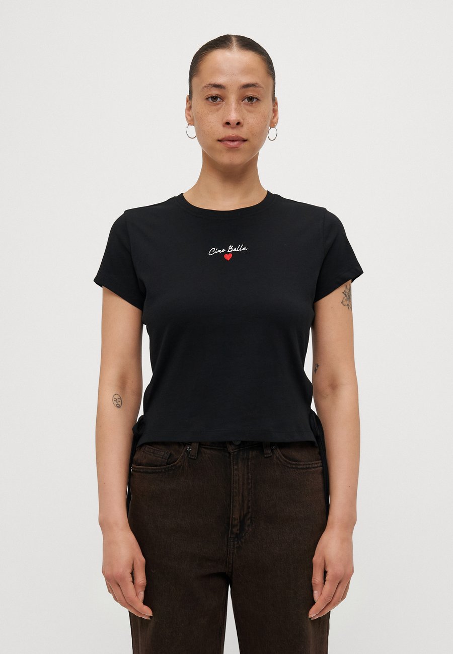 

Футболка ONLY Petite ONLCARLA LIFE DETAIL, Black