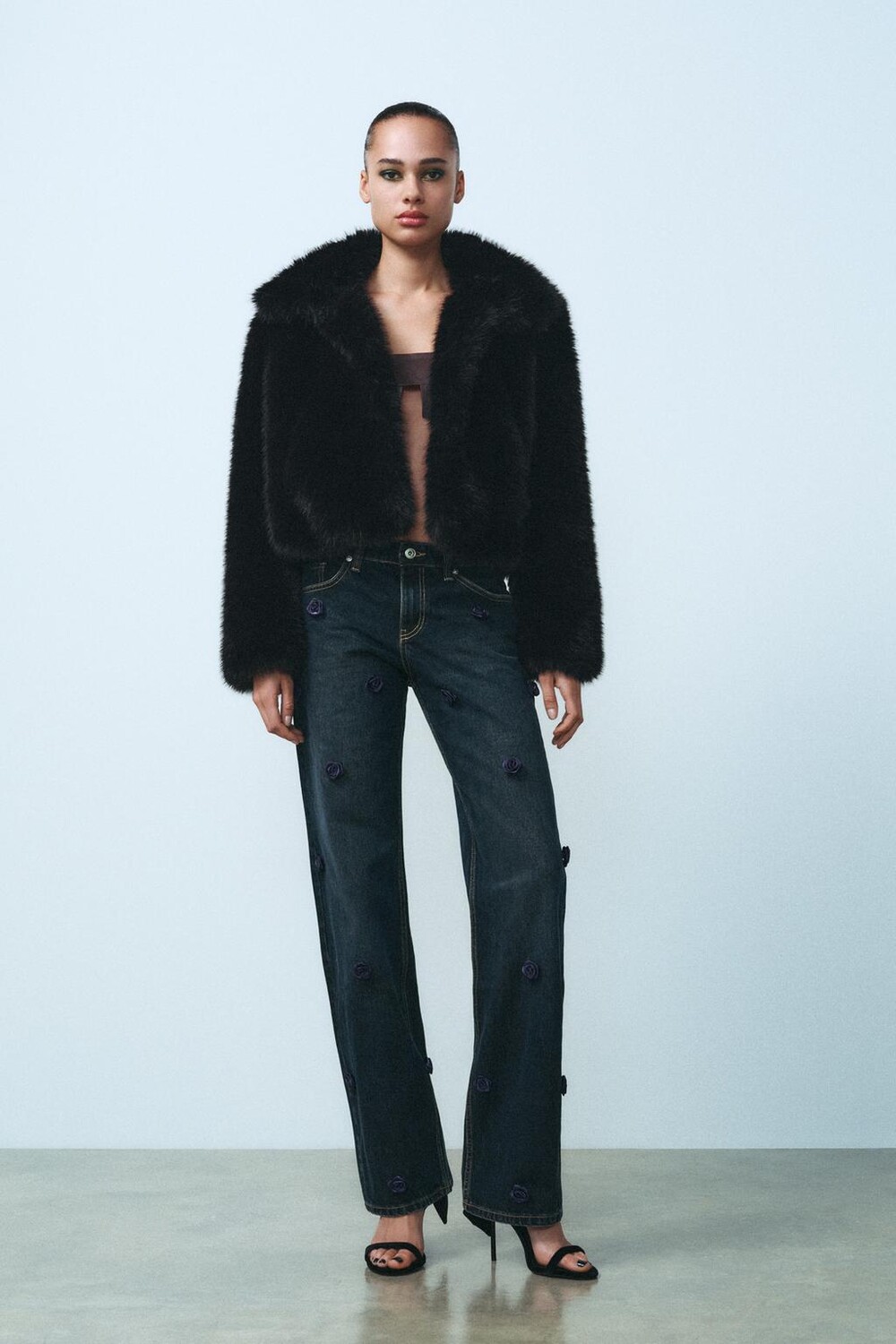 

Прямые джинсы с высокой талией и атласной цветочной деталью ZARA, темный индиго
