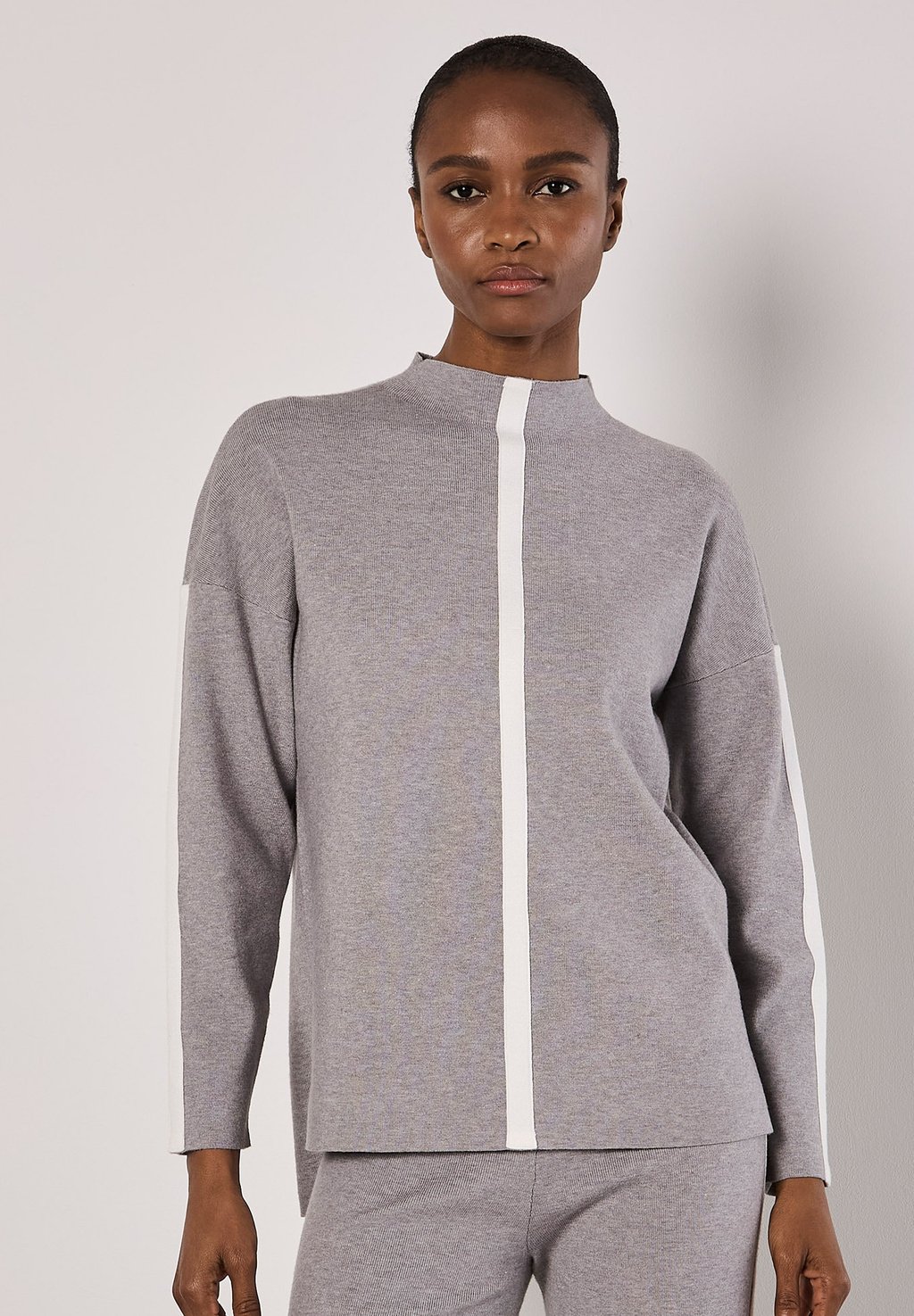 

Джемпер MOCK NECK MONO STRIPE Apricot, серый