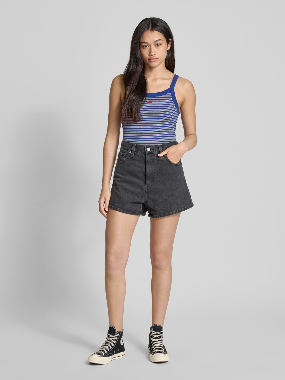 

Майка с этикеткой Levi's