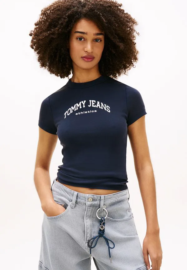

Футболка с логотипом, облегающего кроя, с круглым вырезом. Tommy Jeans, Dark Night Navy, Синий, Футболка с логотипом, облегающего кроя, с круглым вырезом. Tommy Jeans, Dark Night Navy