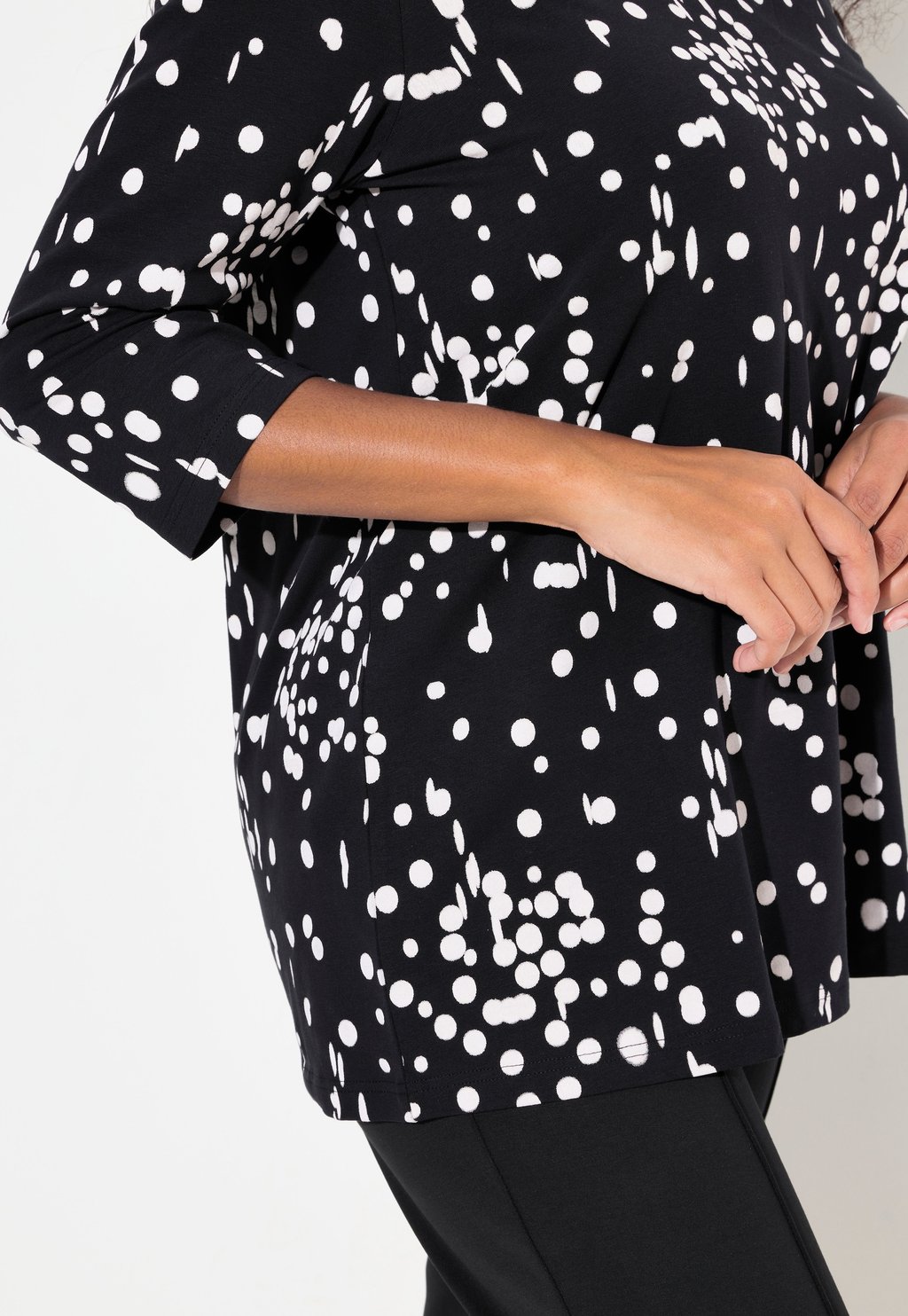 

Топ с длинными рукавами POLKA DOT 3/4 SLEEVE SPLIT NECK Ulla Popken, черный