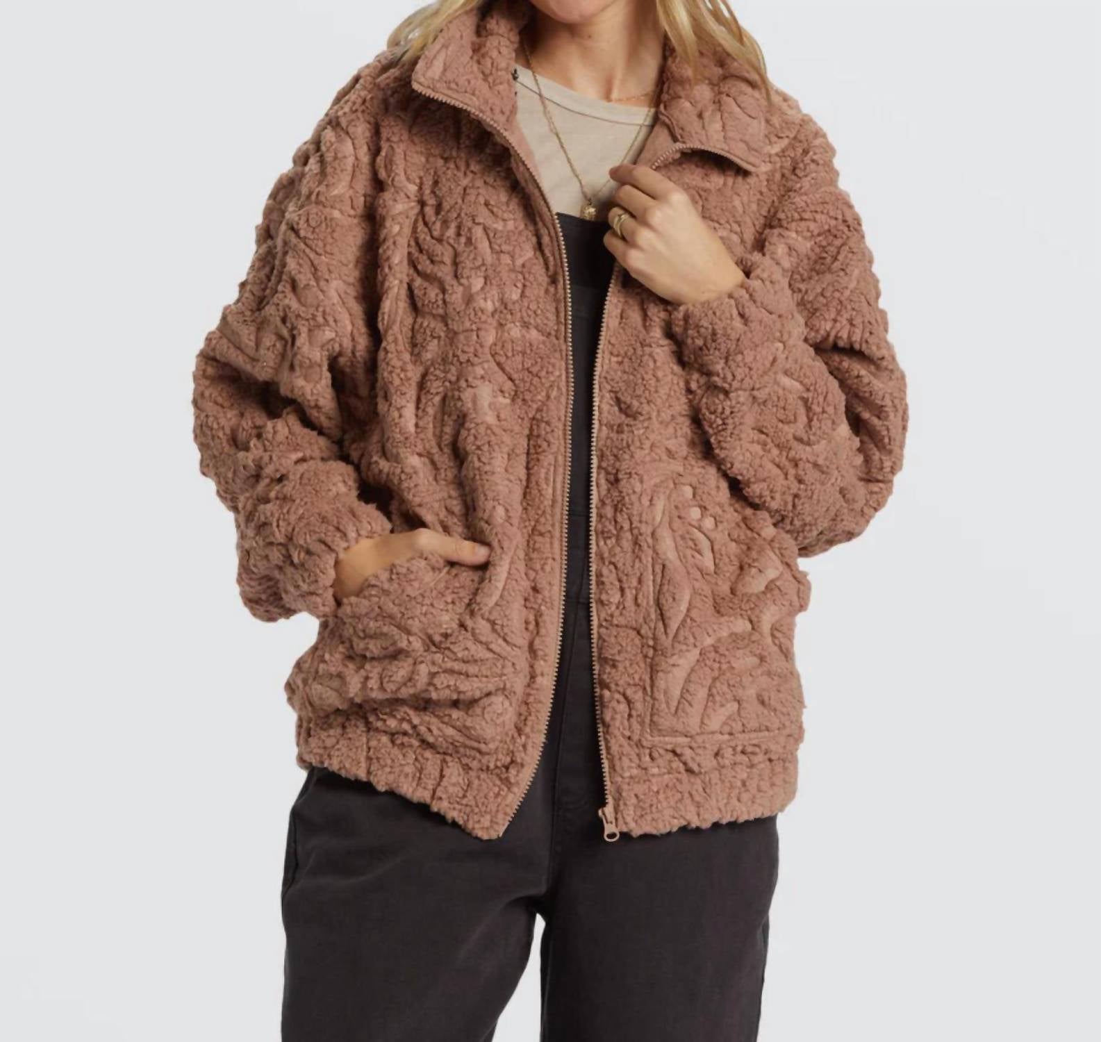 

Первая легкая куртка в Sweet Earth Billabong