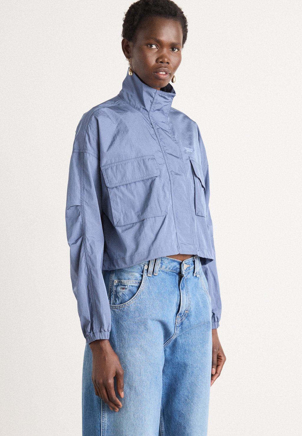 

Летняя куртка STAND COLLAR WINDBREAKER Tommy Jeans, синий