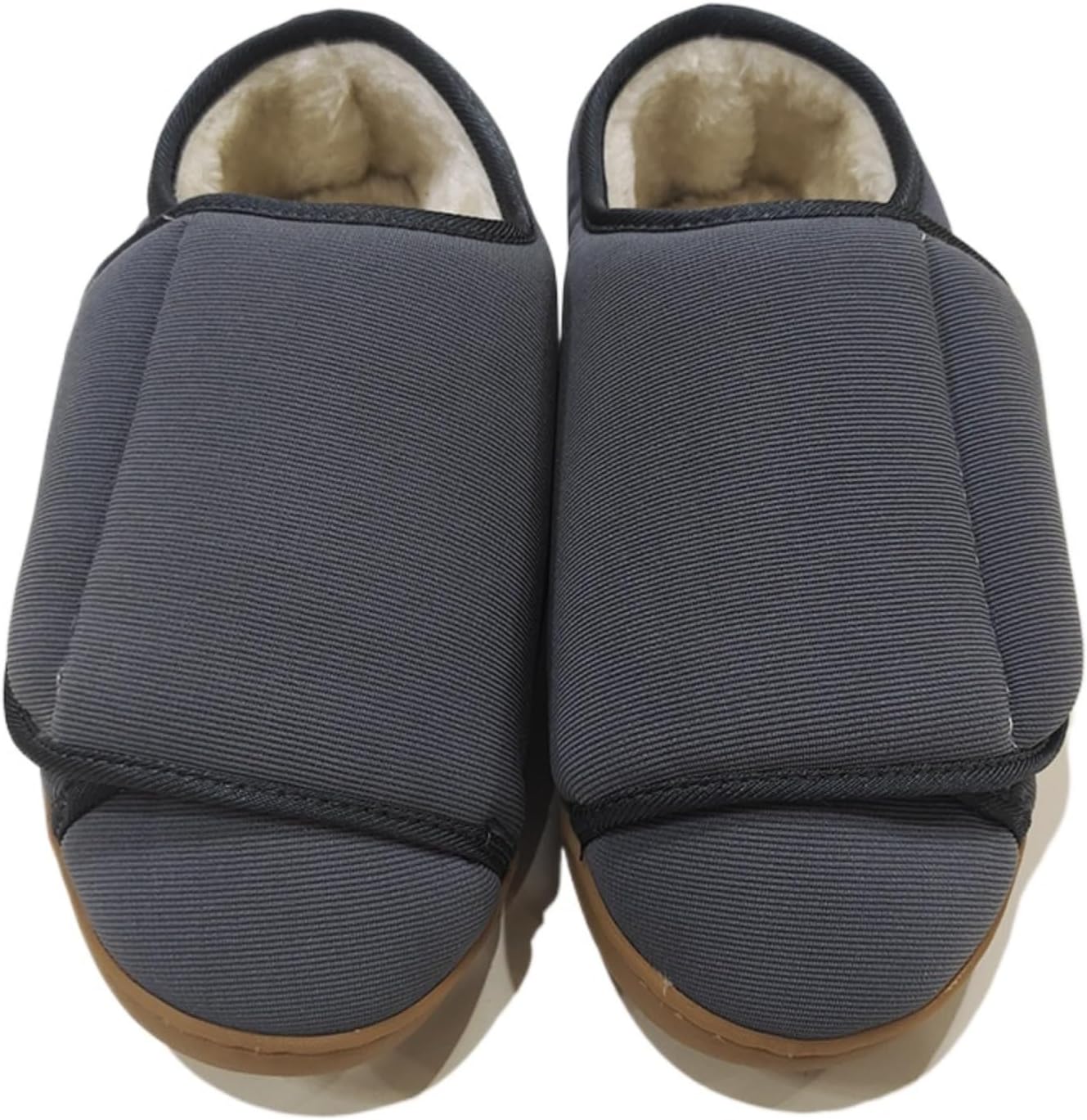 

Домашние тапочки для мужчин Azttoztto с экстрасширокой подошвой - плюшевые тапочки с флисовой подкладкой для отекших ног, комфорт после операций с регулируемым ремешком и нескользящей подошвой, серый