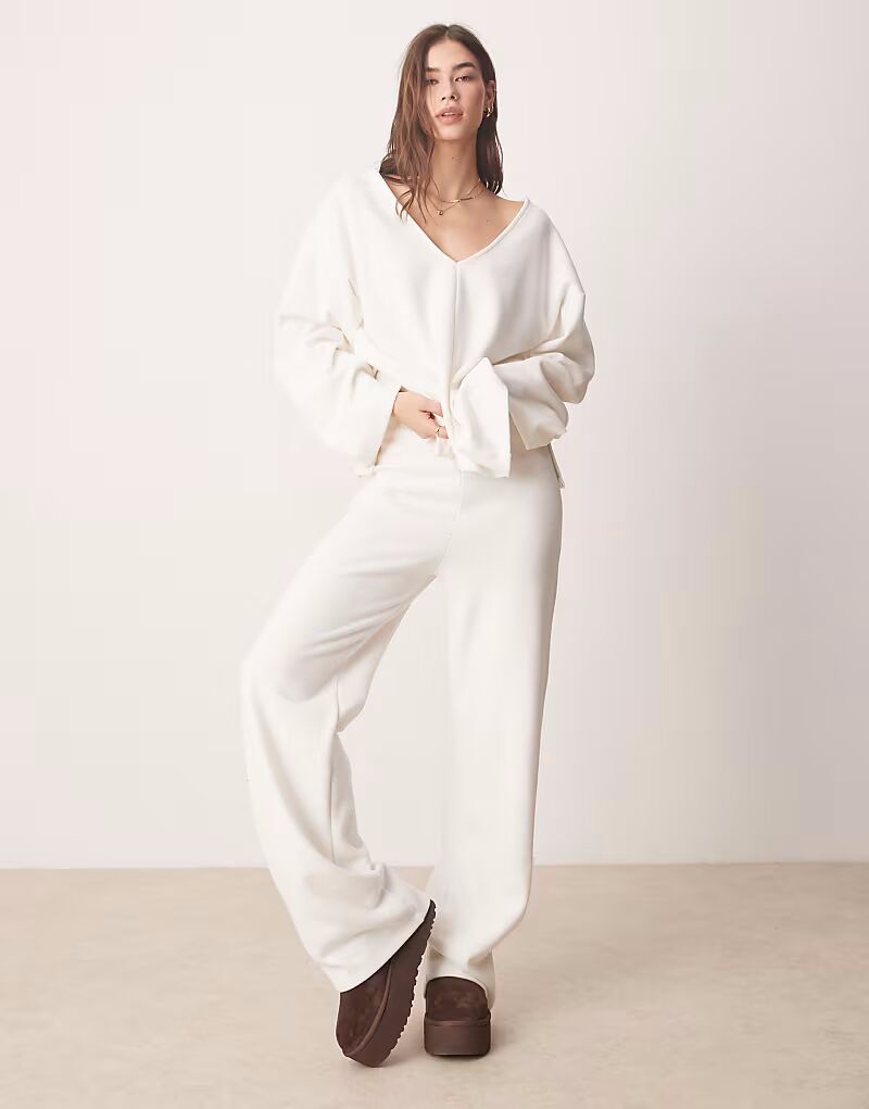 

Мягкие широкие брюки ASOS DESIGN зимнего белого цвета, комплект