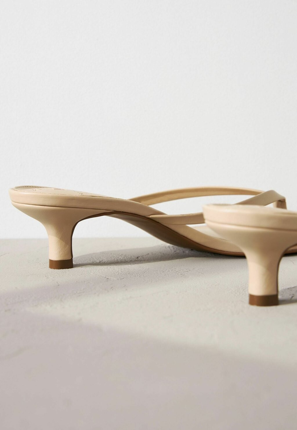 

Сандалии с Т-образным ремешком Signature Toe Post Regular Fit Next, Camel Natural