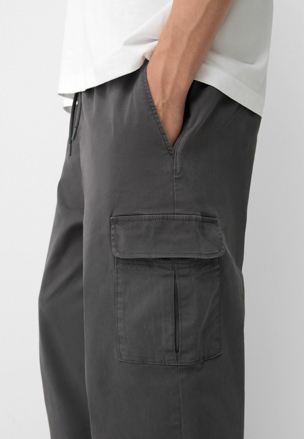 

Брюки карго Bershka, темно-серый