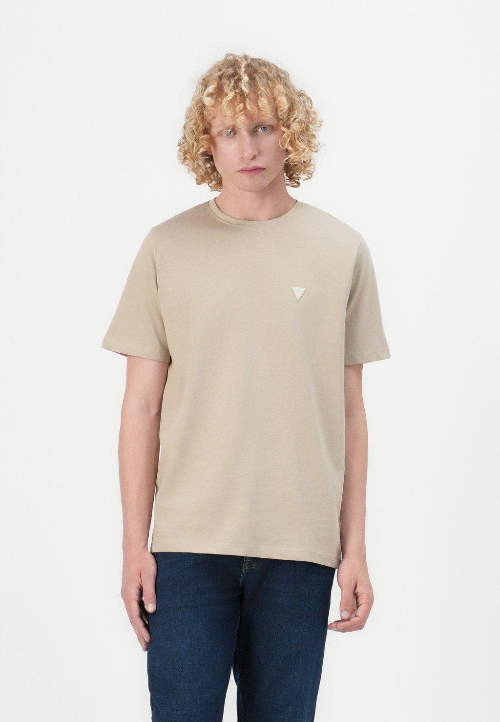 

Базовая футболка PATCH TEE Guess, бежевый