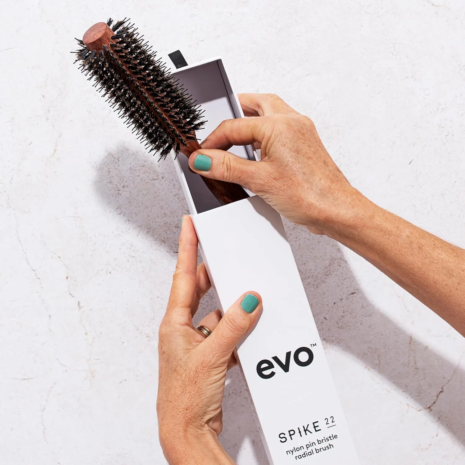 Щетка для волос Evo Spike с нейлоновой щетиной и заостренными концами, подходит для сушки густых, волнистых, кудрявых и вьющихся волос - разглаживает, распутывает и придает блеск - 22 мм — фото 3
