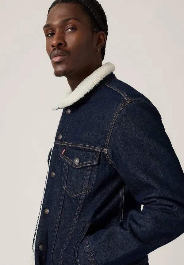 Джинсовая куртка-тракер Levi'S, цвет выбеленный шерпа — фото 4