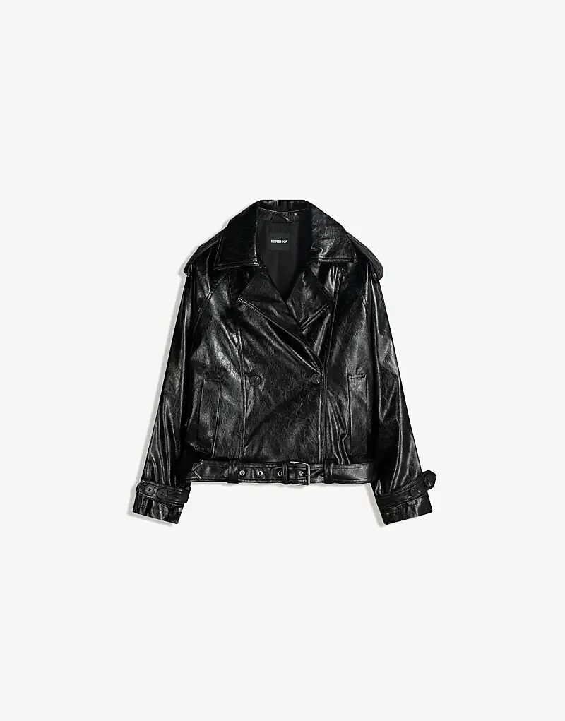 

Короткая куртка-тренч Bershka из искусственной кожи черного цвета