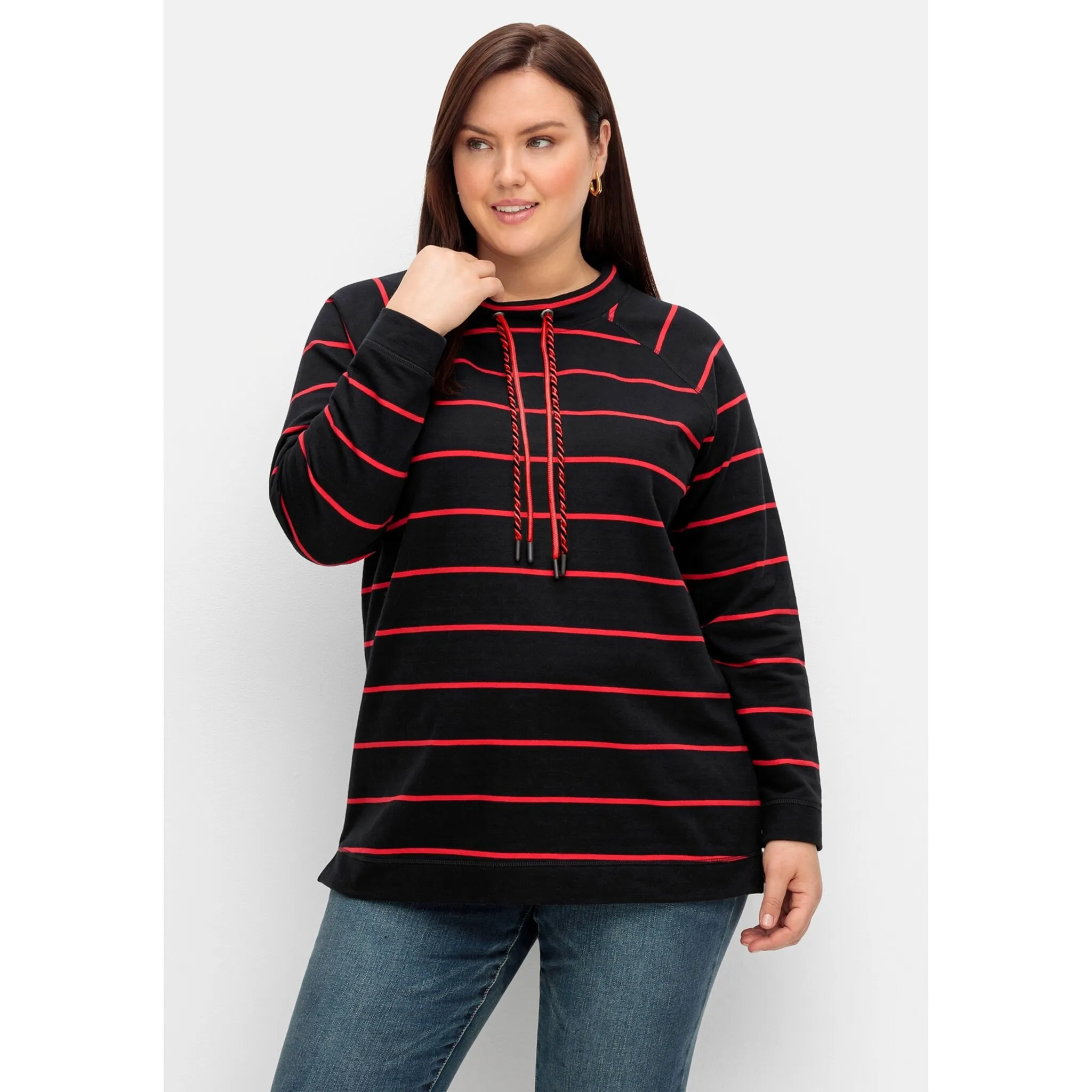 

Толстовка Sheego "Большие размеры" с воротником стойкой и аппликацией сбоку, красный