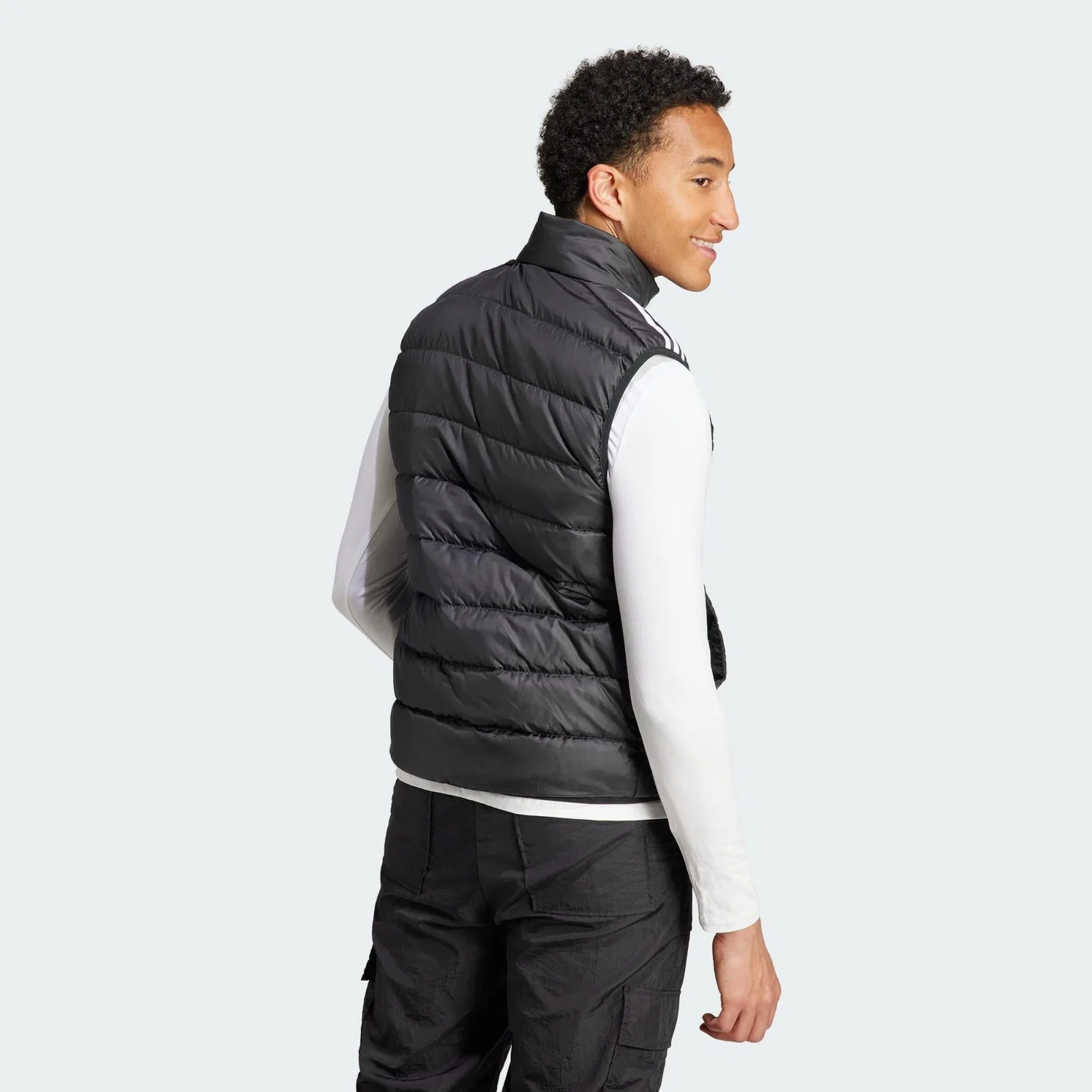 Мужская утепленная жилетка Essentials 3-Streifen Light Daunenweste Adidas, Schwarz — фото 3