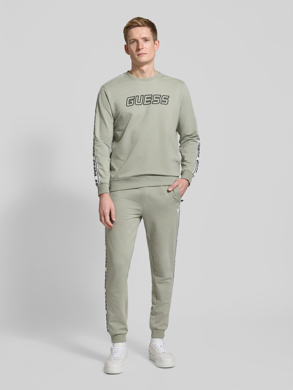 

Толстовка с этикеткой Guess Activewear, оливковый
