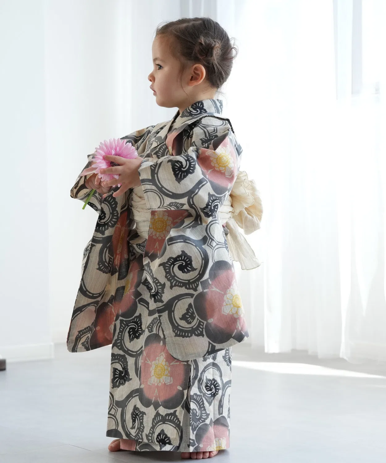 Детское кимоно для девочек с поясом и гэта, модель utatane×注染工房 kids, utatane, Бежевый — фото 3
