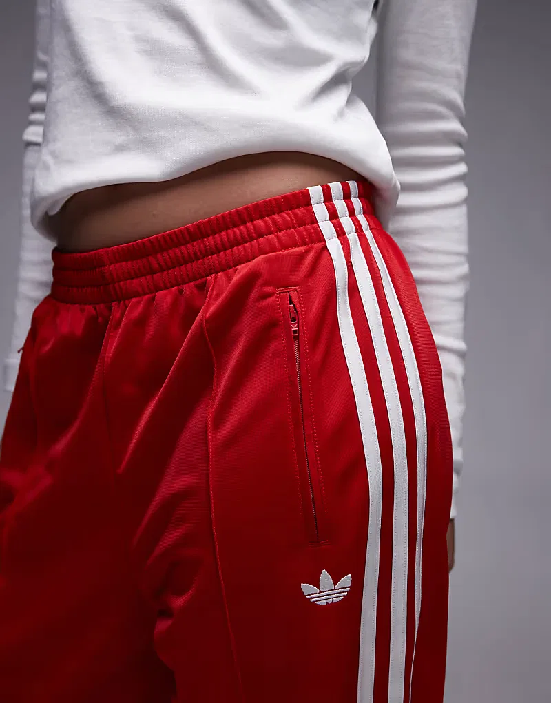 Свободные спортивные брюки Adidas Originals Firebird в красно-белом цвете — фото 4