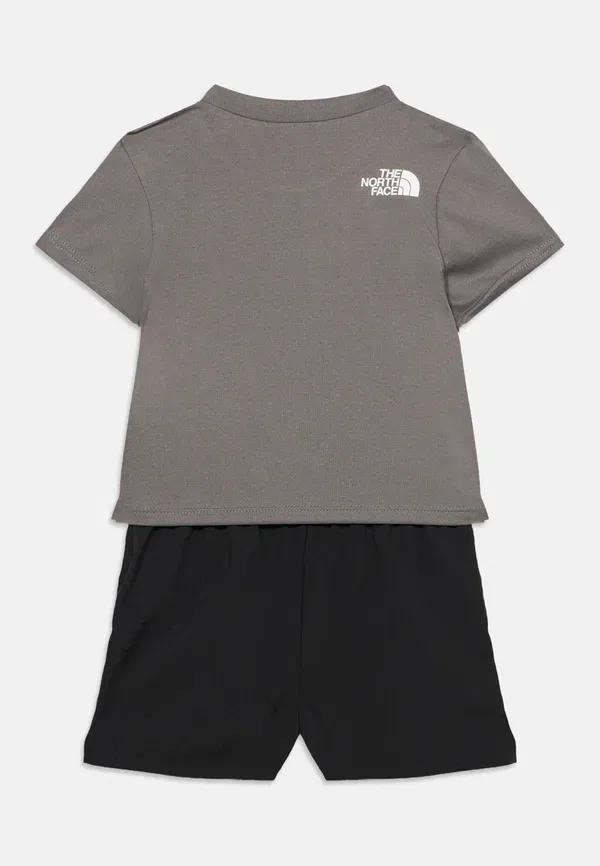 Комплект для девочки из куртки и шорт The North Face, черный — фото 2