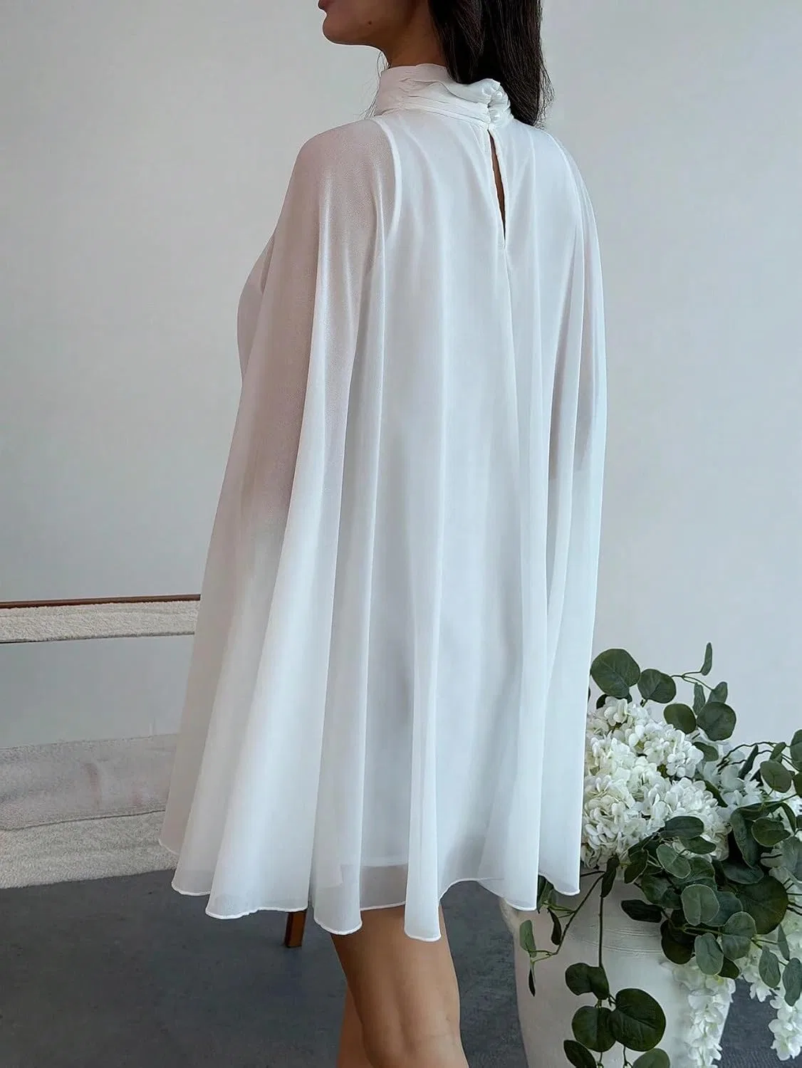 Женское мини-платье с воротником-стойкой и драпировкой, White — фото 2