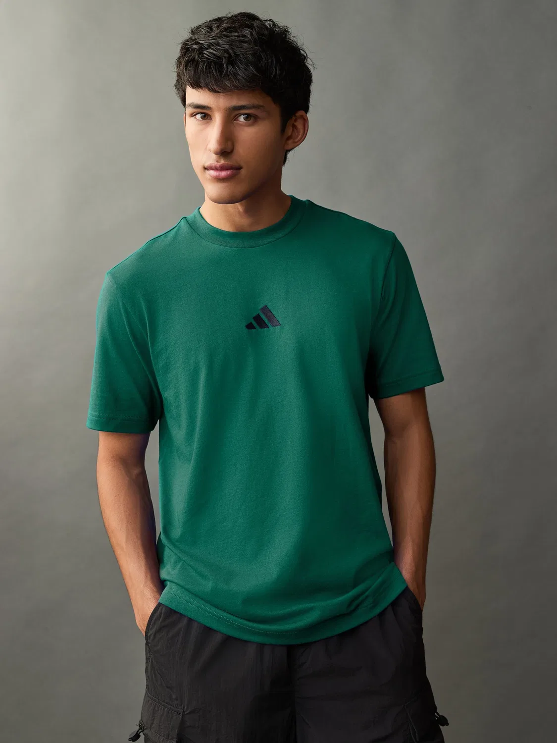 Футболка с логотипом adidas Essentials, темно-зеленая