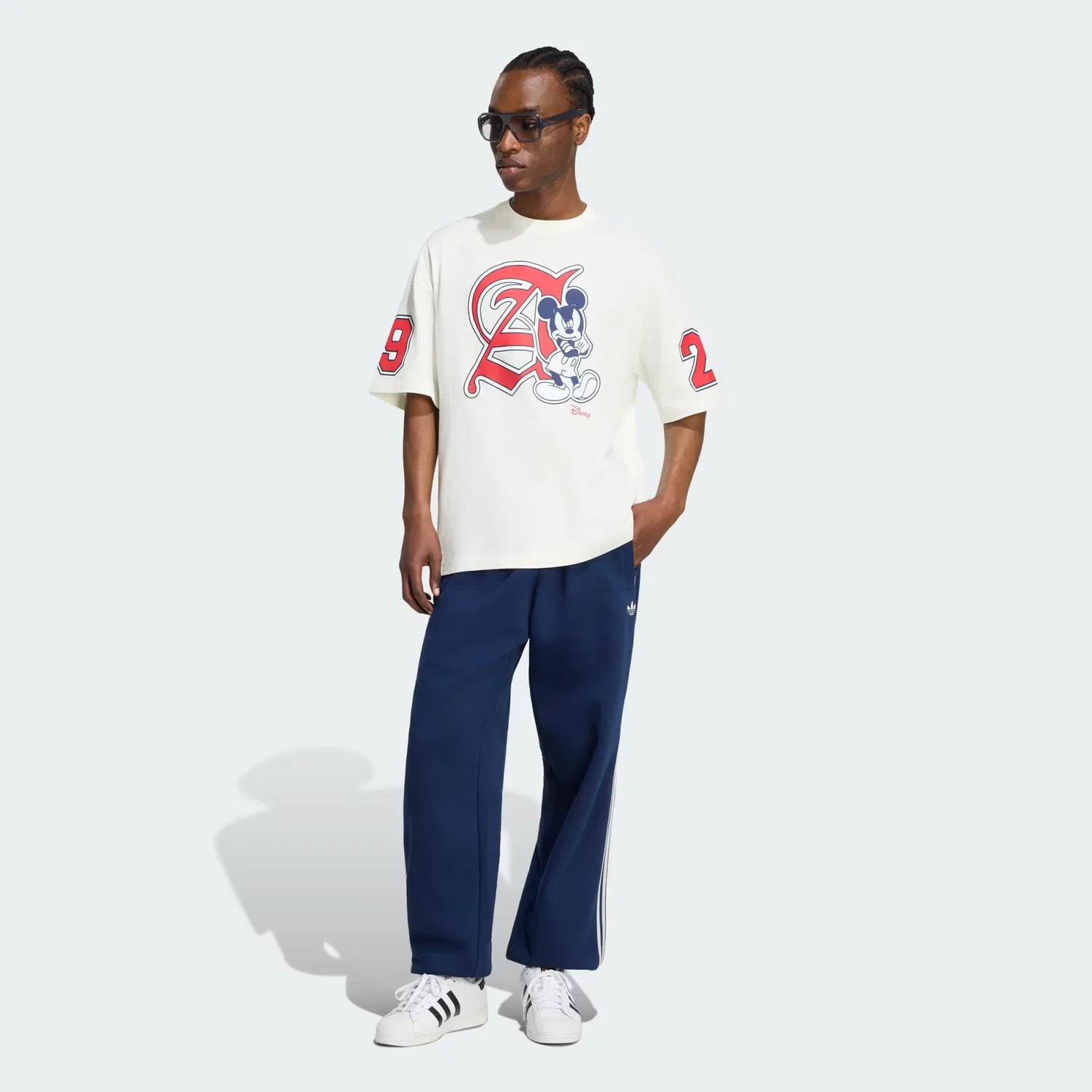 Мужская футболка свободного кроя Disney Mickey Cali Graphic Adidas Originals, молочно-белый — фото 3