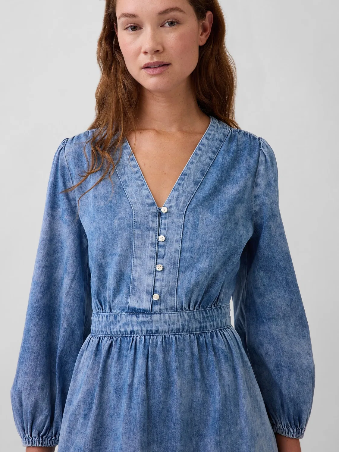 Платье джинсовое миди, V-образный вырез Gap, Medium wash — фото 4
