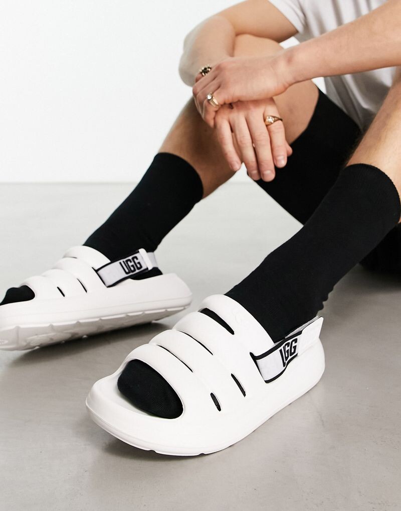 

Белые шлепанцы UGG Sport Yeah