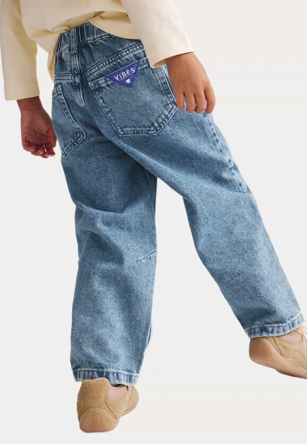 Джинсы Badge с прямыми штанинами (2-8 лет). Унисекс Marks & Spencer, Denim — фото 3