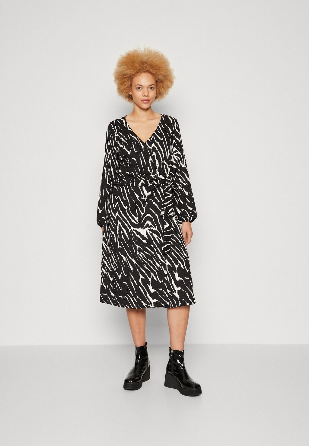 

Платье из джерси Carjola Wrap Dress ONLY Carmakoma, черный