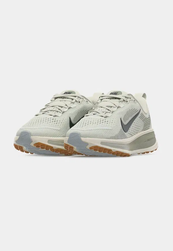Кроссовки беговые Vomero 18 Nike Performance, Spruce Aura/Black Spruce/Jade Horizon/Light Silver-coloured/Sail, черный — фото 3