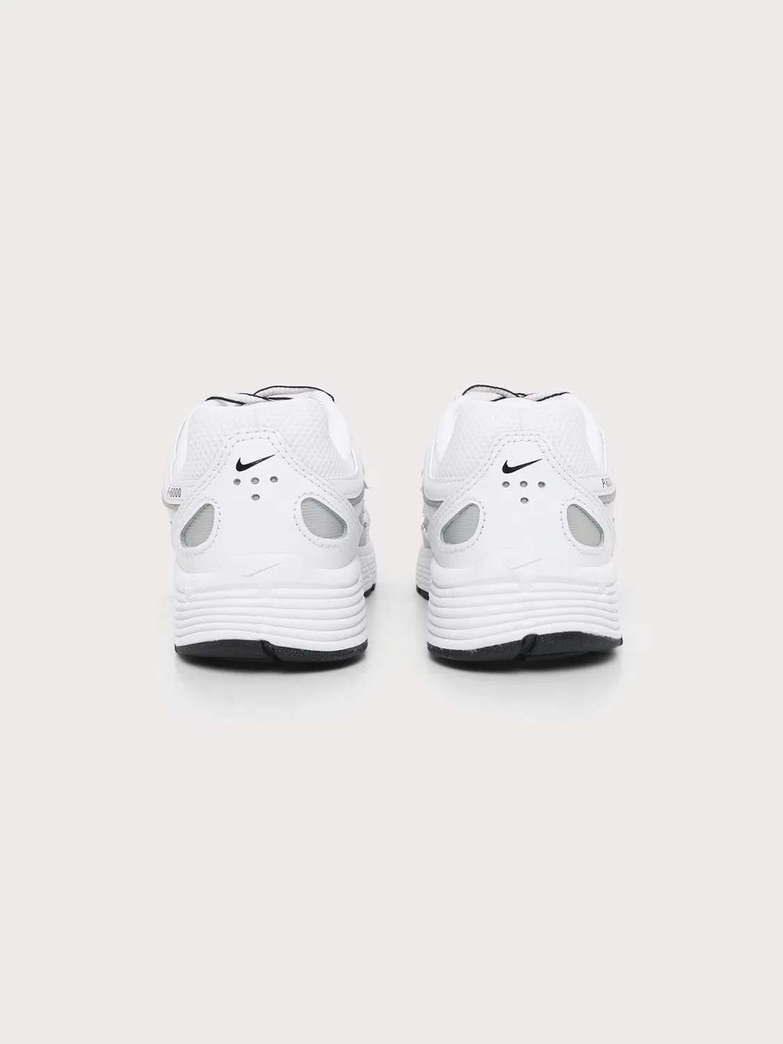 Кроссовки Nike Sportswear P-6000 белого цвета — фото 4