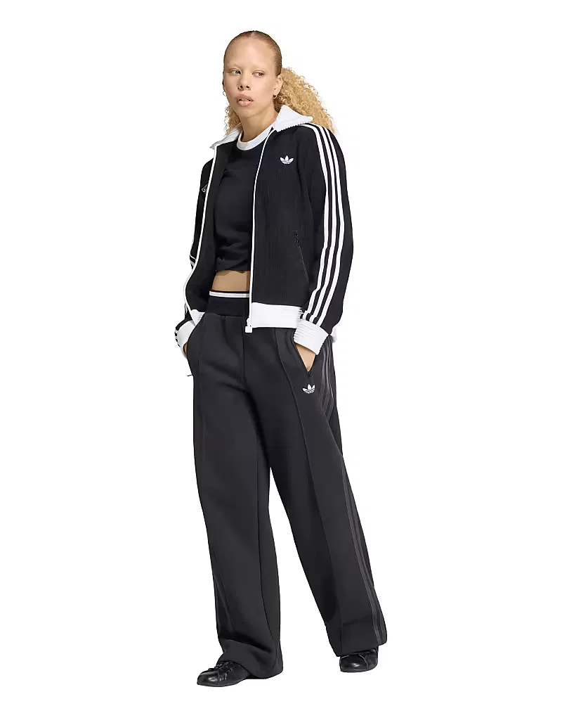 Классическая спортивная футболка Adidas Originals x Jennie для фанатов, черный — фото 2