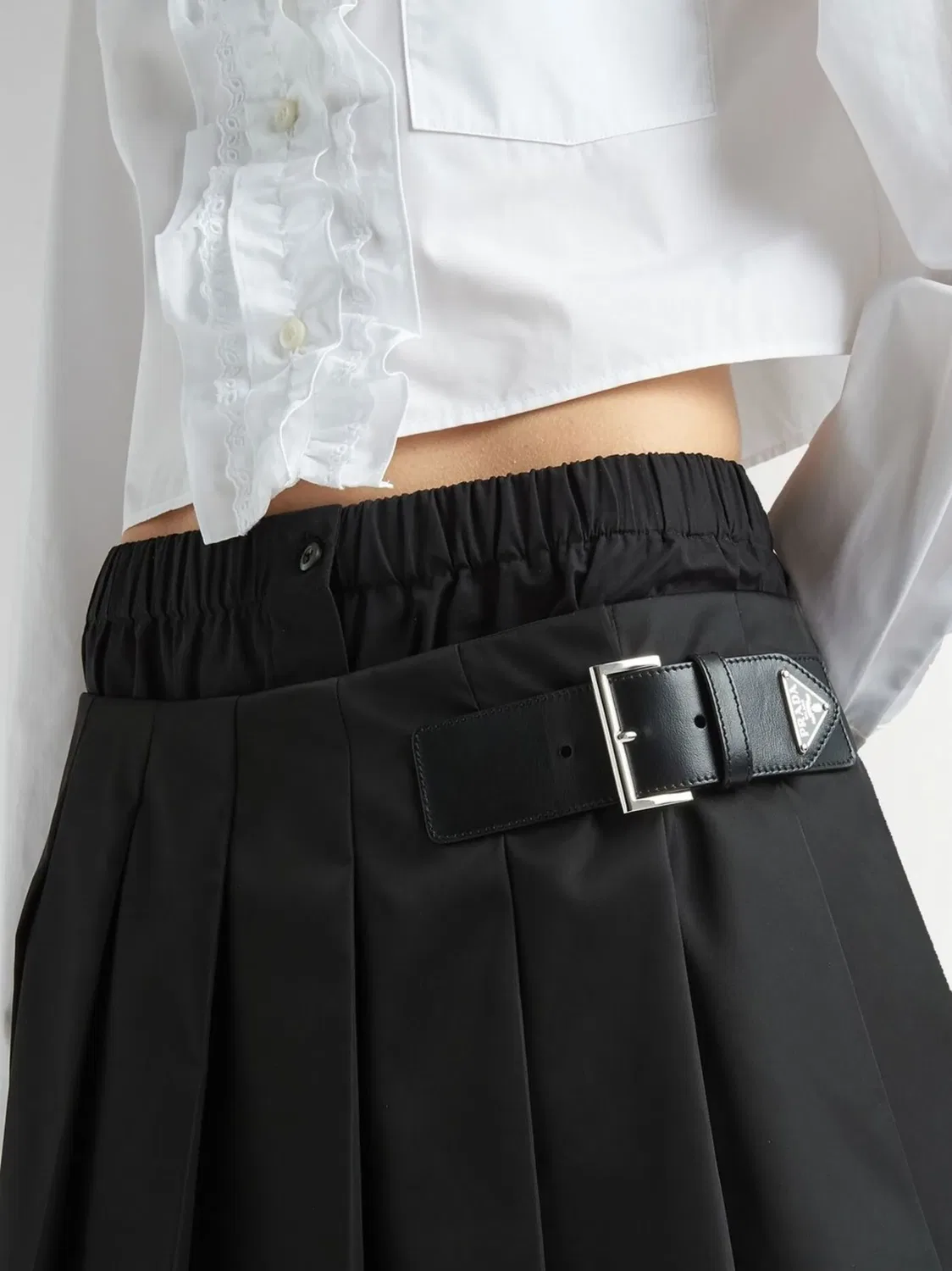 Плиссированная мини-юбка из Re-Nylon от Prada, черный — фото 4