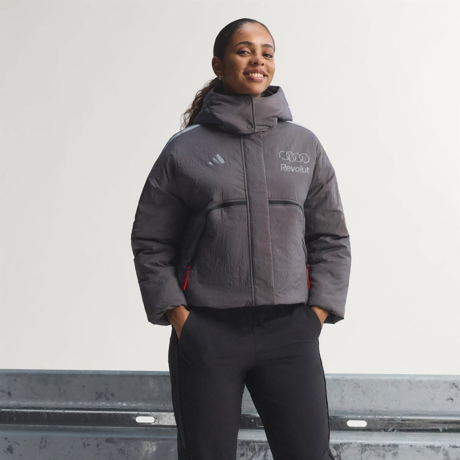 Мужская куртка-пуховик с принтом Audi Revolut F1 Team Engineers & Marketing Puffer Jacke Adidas, Grauviolett — фото 3