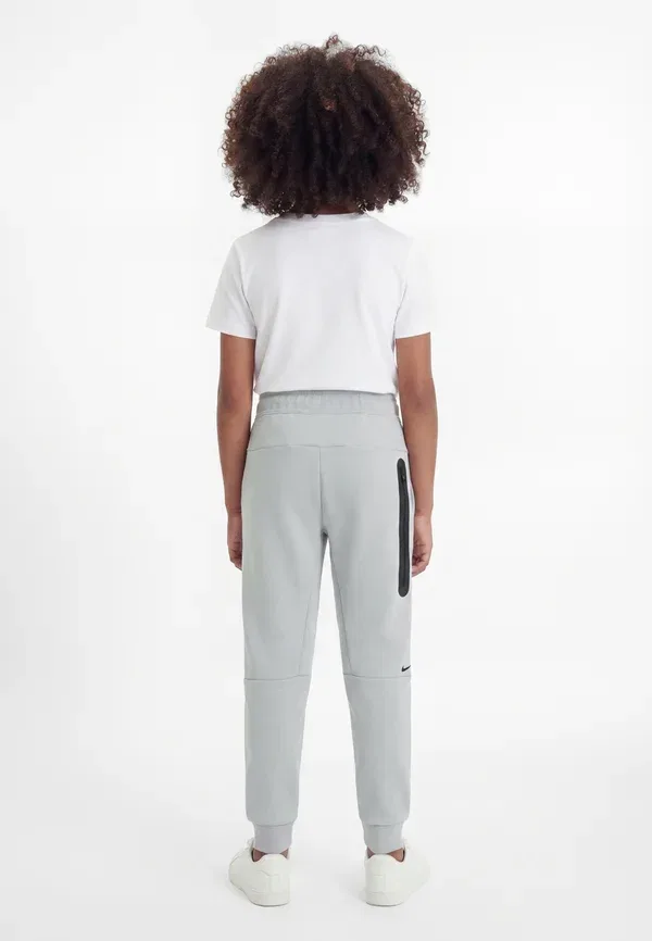 Брюки с отражающими элементами Tracksuit bottoms Nike Sportswear, wolf grey/smoke grey/black, черный/серый — фото 2