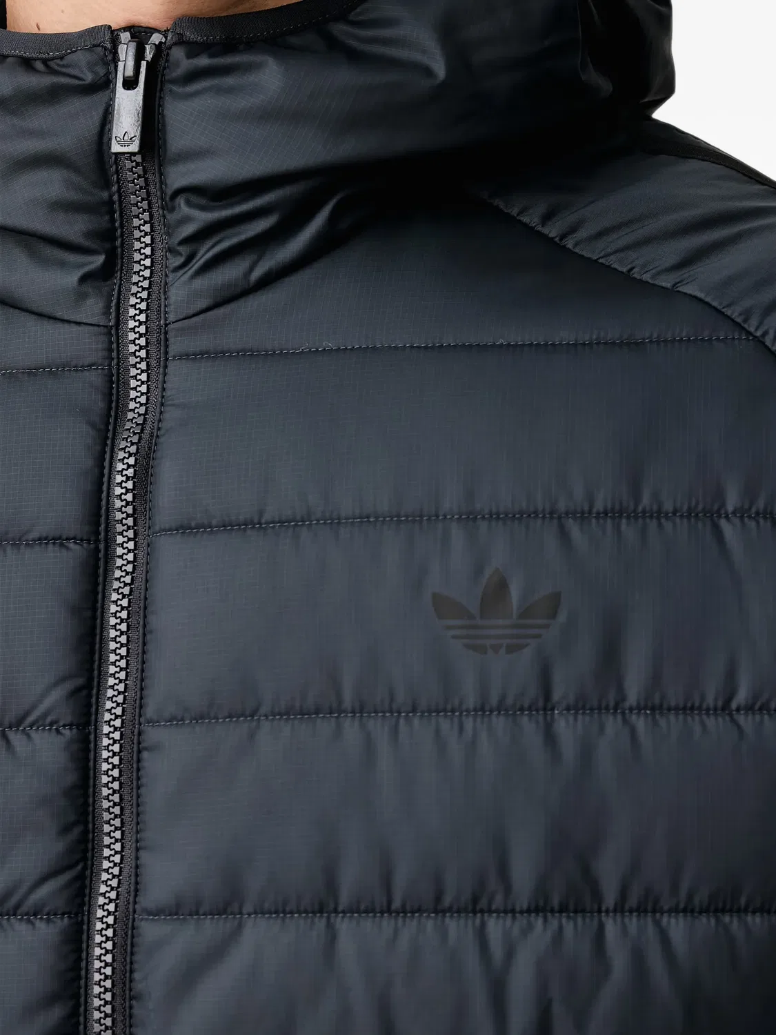 Стеганая куртка с капюшоном серая Adidas, серый — фото 4