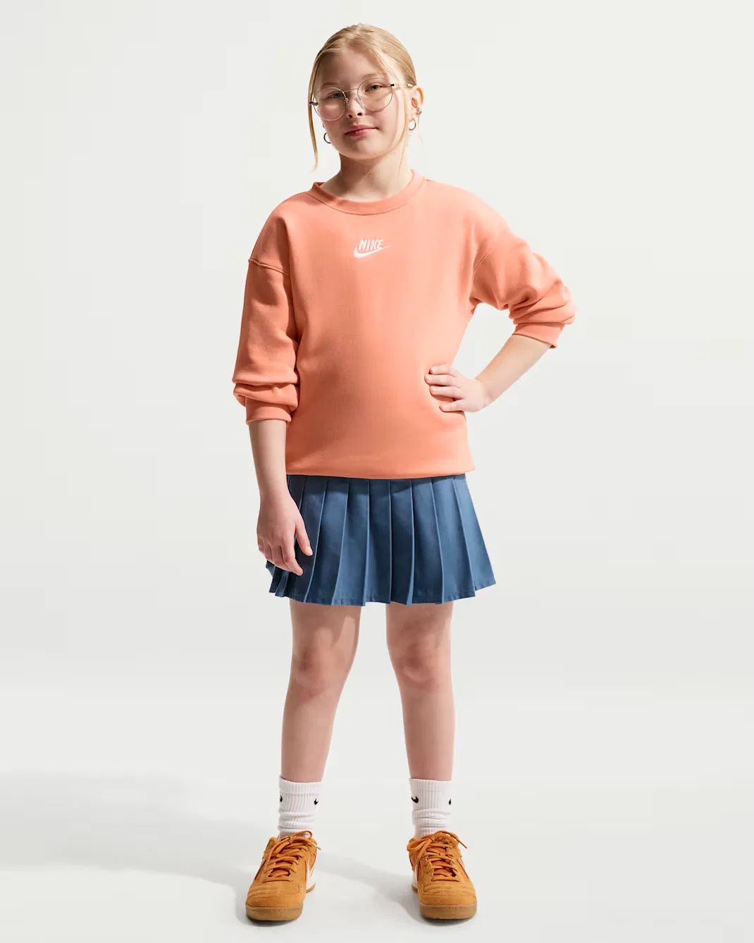 Детская (для девочек) толстовка с круглым вырезом Nike Sportswear Club Fleece, Apricot Agate/White — фото 4