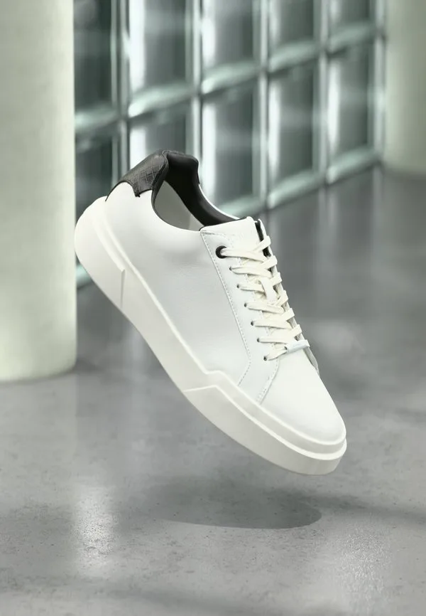 Массивные кроссовки на шнуровке с чашеобразной подошвой. Calvin Klein, Bright White/Black