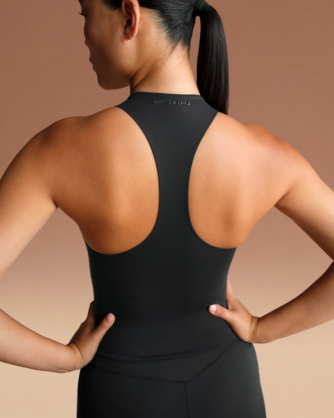 Топ NikeSKIMS Matte Women's Mock-Neck Racerback Tank, черный — фото 2