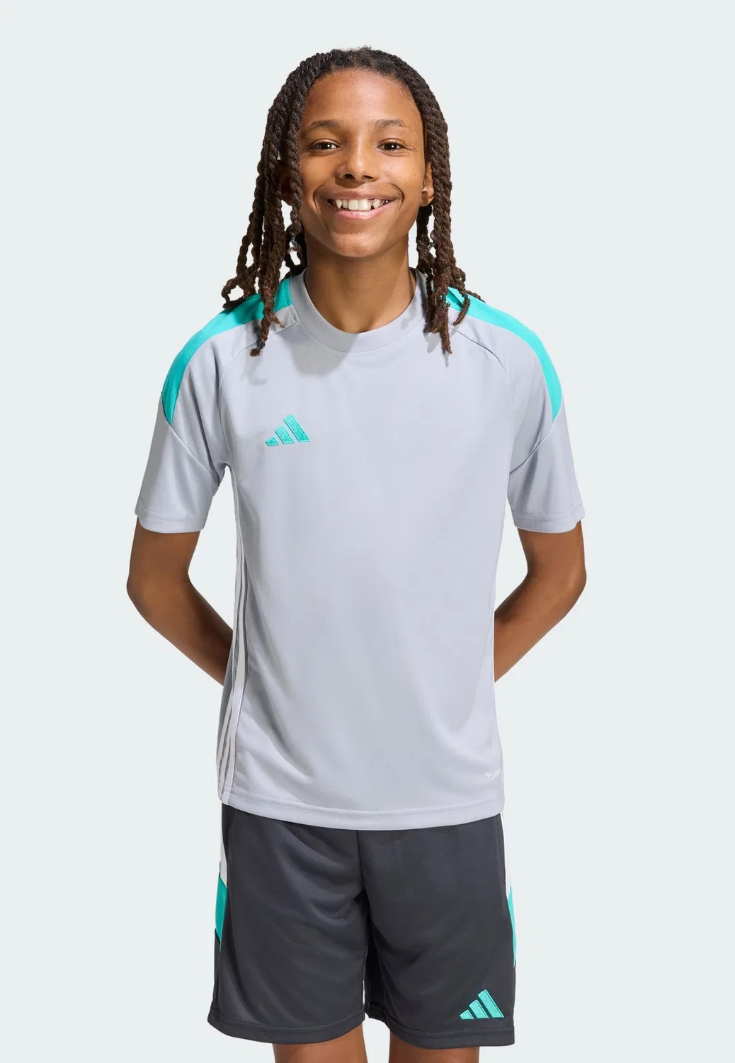 Спортивная футболка Adidas Performance Shirt Tiro 26 Essentials серебристо-серого цвета — фото 3