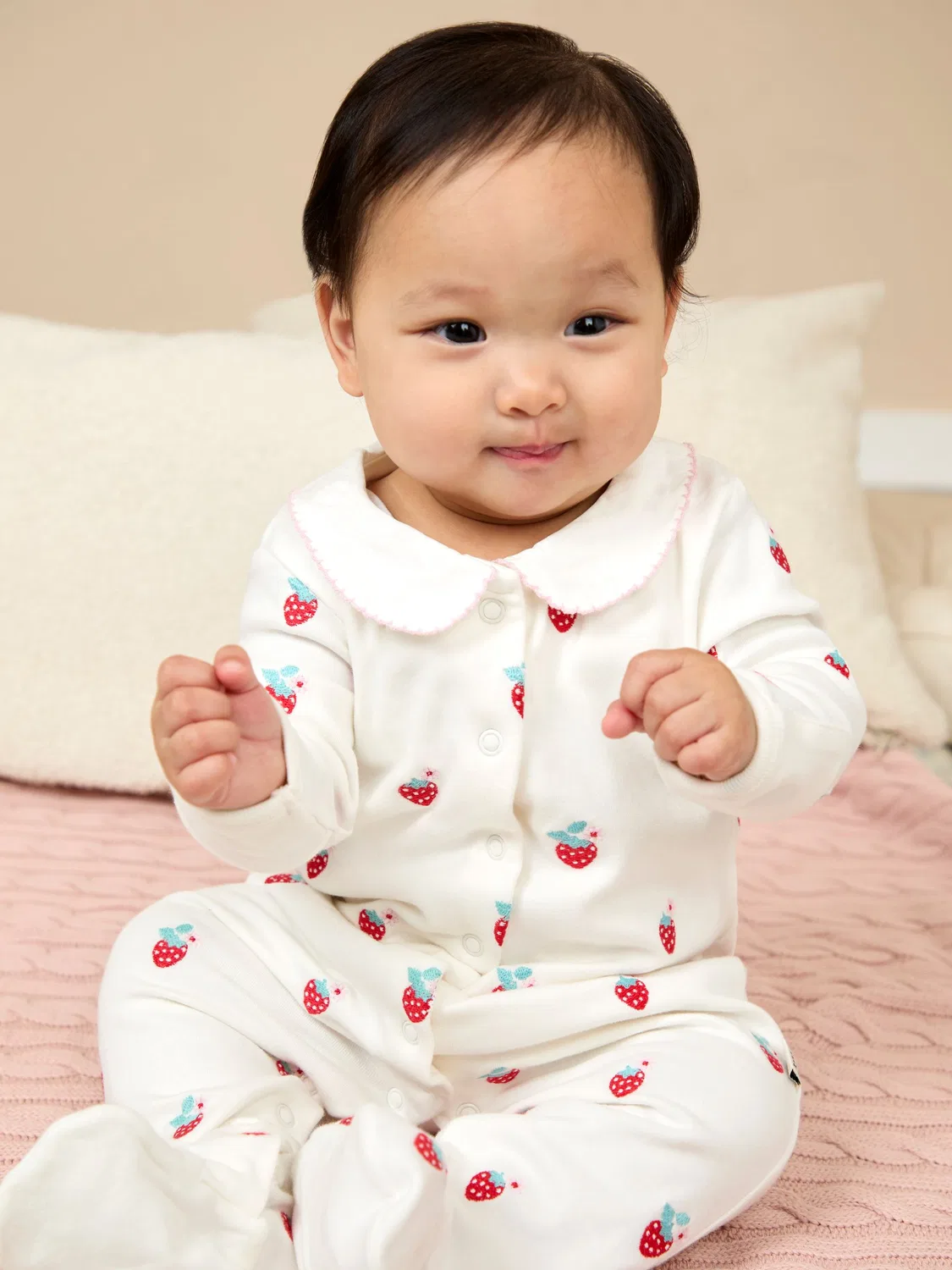 Комбинезон для сна с вышивкой клубники, JoJo Maman Bébé, кремовый с клубничным принтом