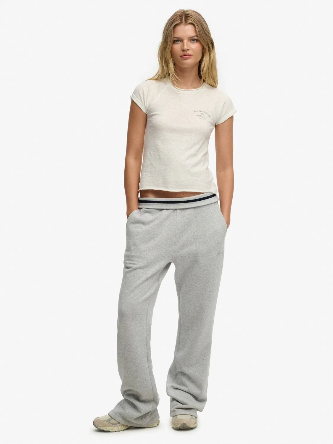 Джоггеры зауженные Athletic Essentials Logo Low Rise Flare Superdry, серый