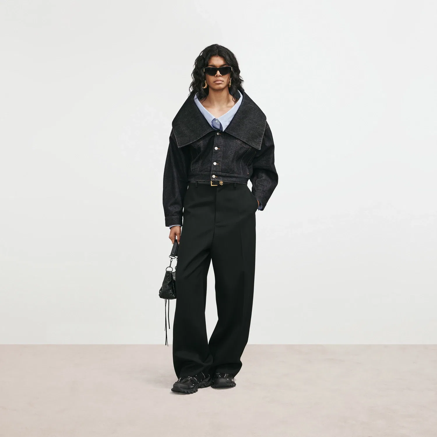 Женская куртка-бокси с воротником-стойкой цвета необработанный индиго Balenciaga, синий — фото 2