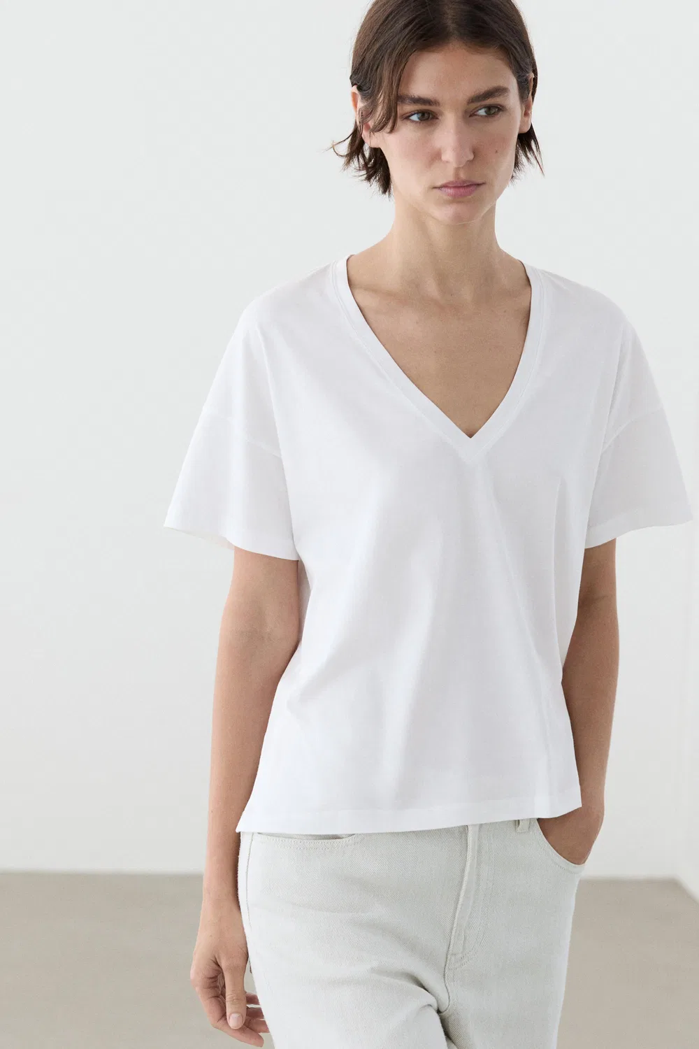 Футболка Massimo Dutti Flowing Cropped Fit V-neck, белый