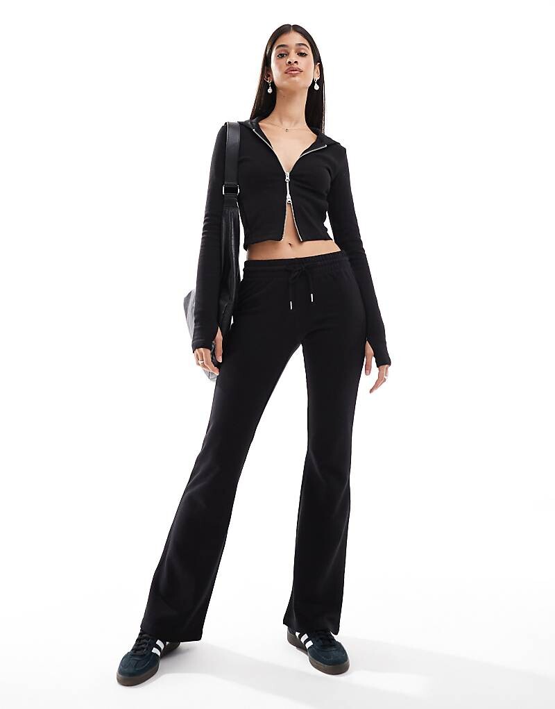

Черные широкие джоггеры Bershka