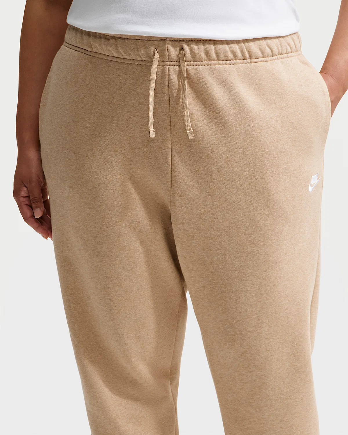 Женские спортивные штаны Nike Sportswear Club Fleece средней посадки оверсайз (Plus Size), Linen/Heather/White — фото 2