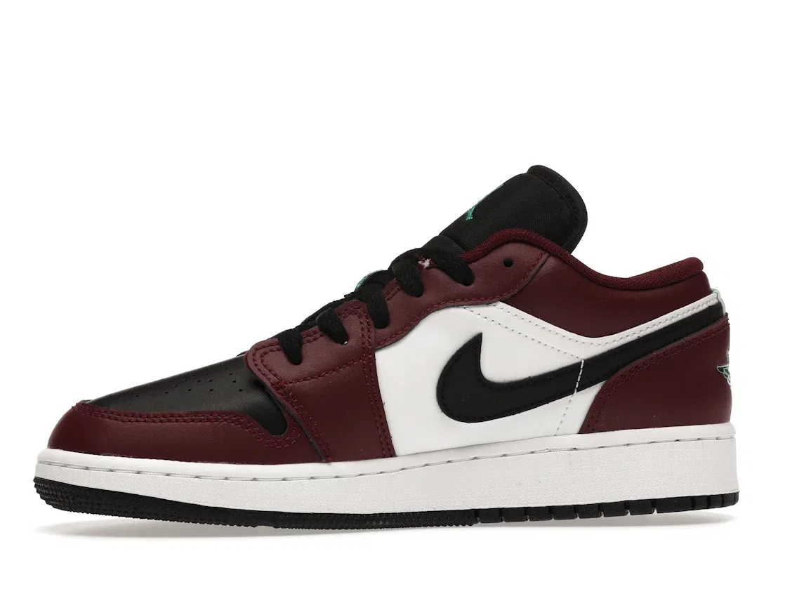 Детские кроссовки Lifestyle с принтом Jordan 1 Low SE Jordan, Dark Beetroot/Black-Roma Green — фото 3
