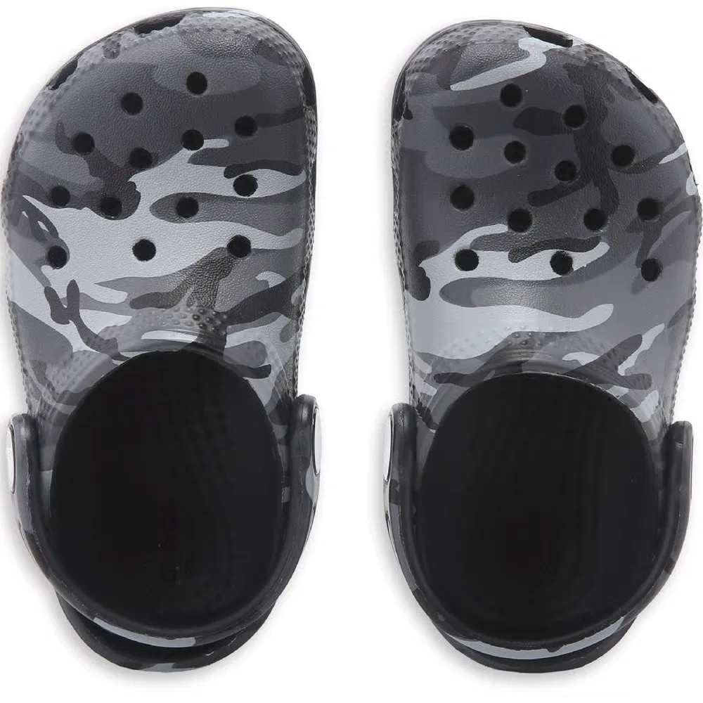 Детские классические сабо с графическим рисунком для малышей Crocs, Grey Black Camo — фото 4