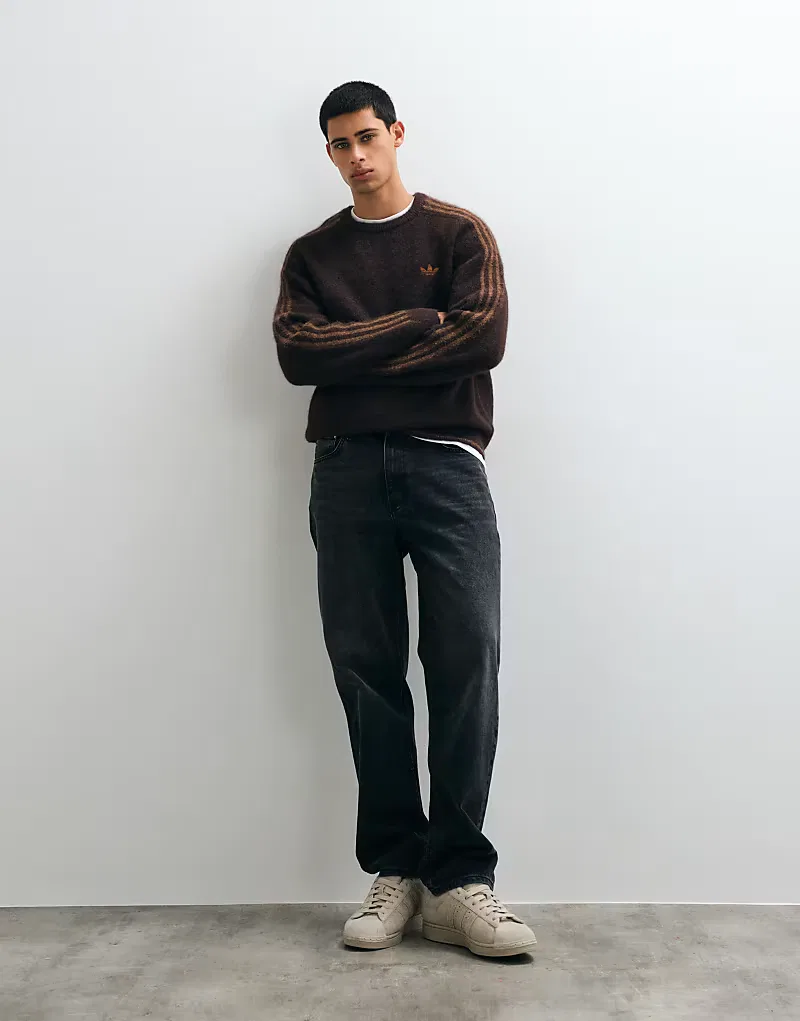 Вязаный пушистый джемпер Adidas Originals с тремя полосками, коричневый — фото 2