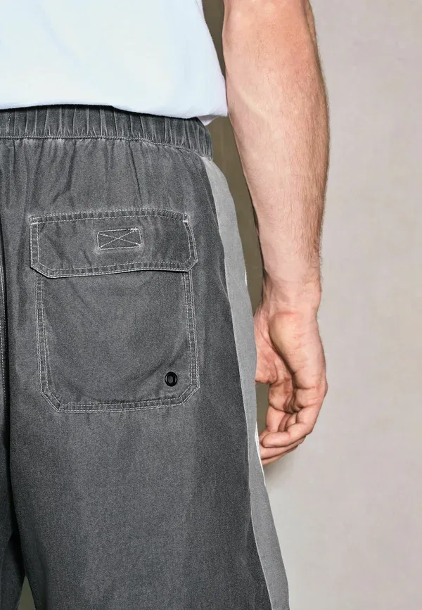 Плавки с боковыми полосками Regular fit - edit side stripe board shorts Next, Grey, черный/серый — фото 3